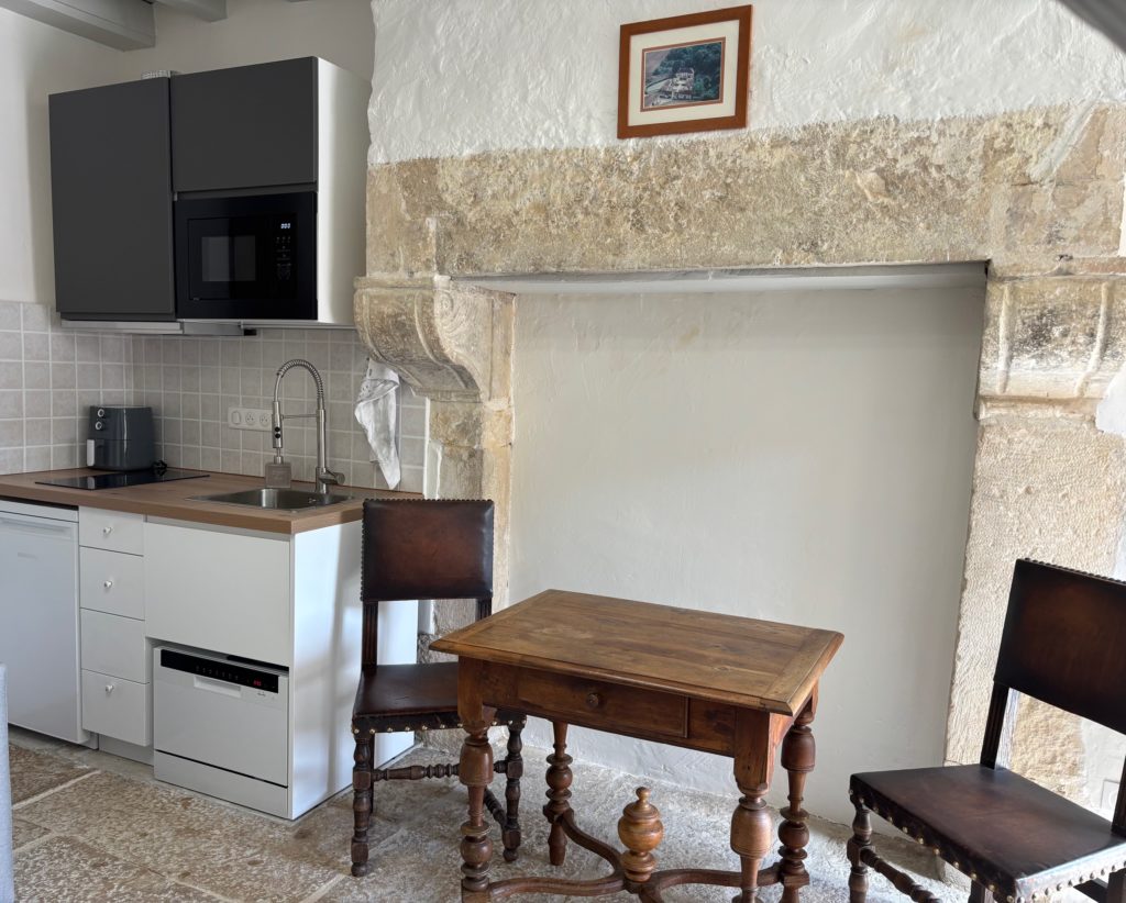 Kitchenette et coin repas du gîte du Vacher à Entre-Deux-Monts