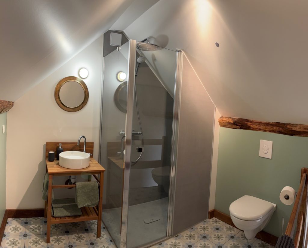Salle d'eau avec douche et WC du gîte du Vacher, Entre-Deux-Monts