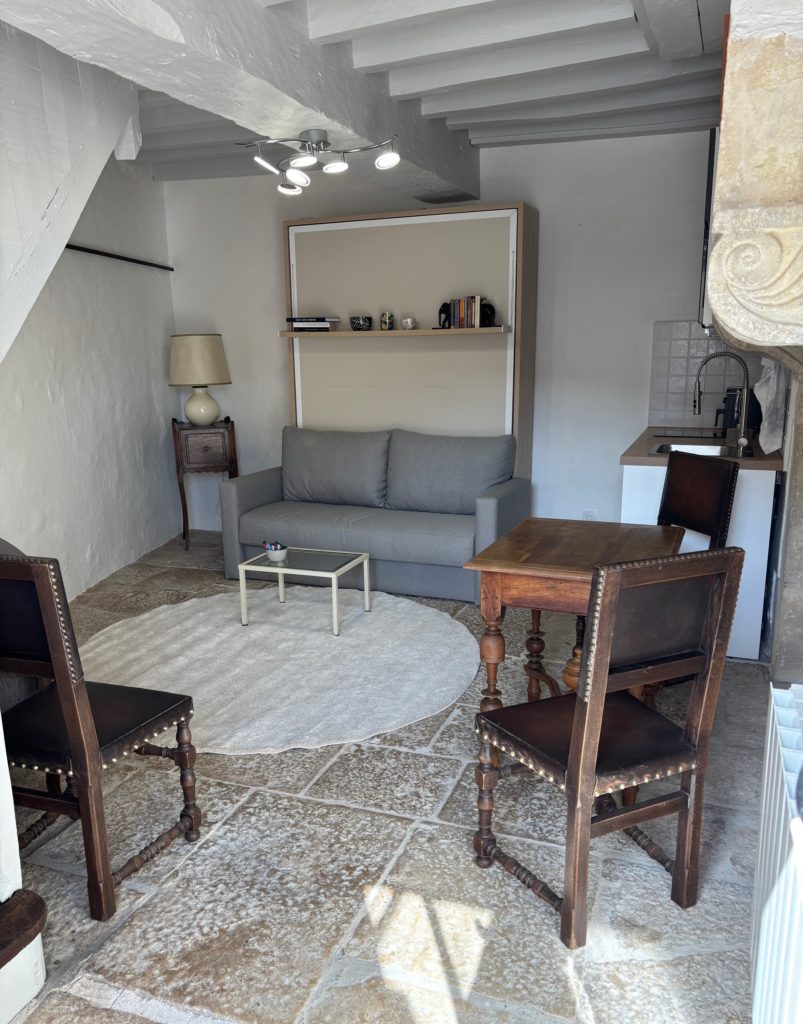 Salon du gîte du Vacher avec cheminée du XVIe siècle, Entre-Deux-Monts