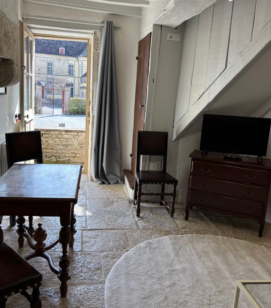 Vue extérieure du gîte du Vacher et du château d'Entre-Deux-Monts